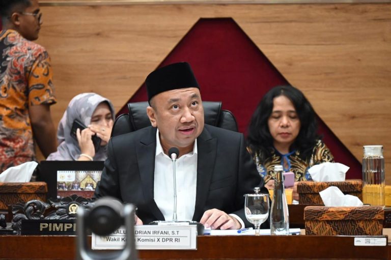 Komisi X DPR Desak Prabowo Subianto Hapus Skema Cluster Guru, Dorong Jadi PNS Semua