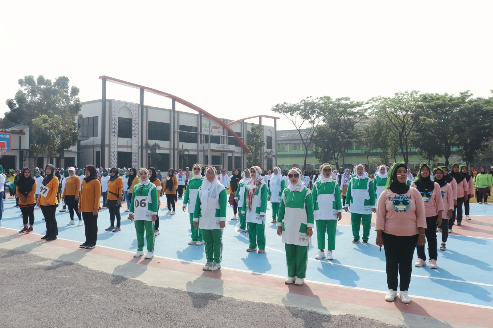 Usai Istighotsah, Ribuan Emak-emak Senam Masal di Lapangan Ponpes Al Mizan