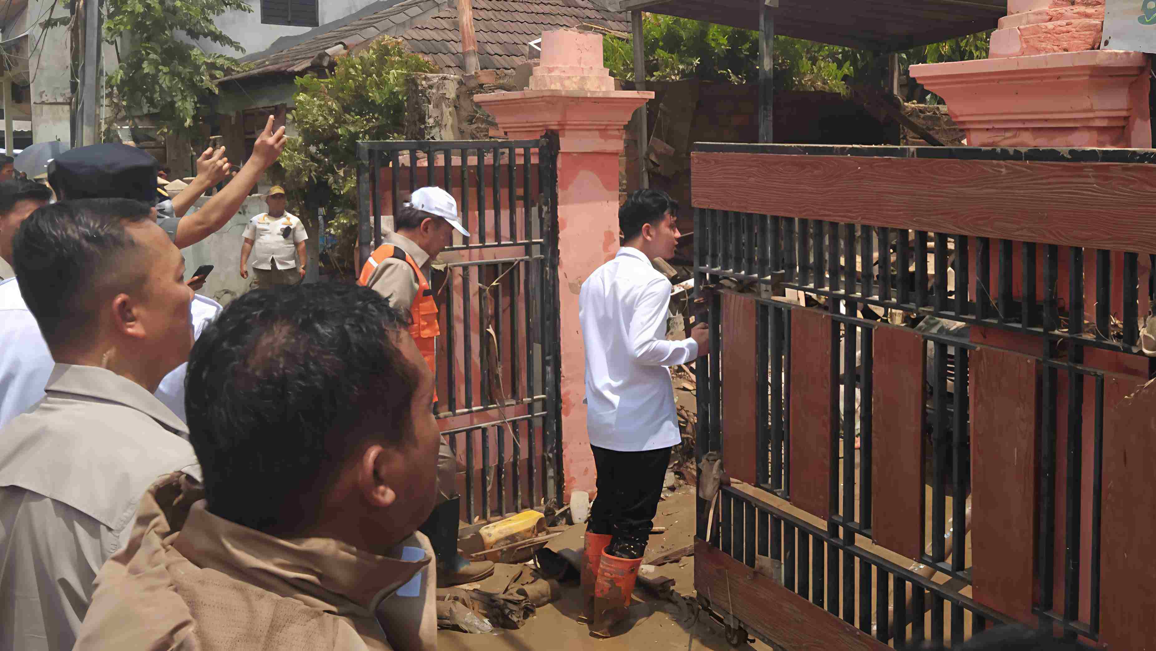 Gibran Tinjau 30 Rumah Pondok Gede Permai yang Terendam Banjir