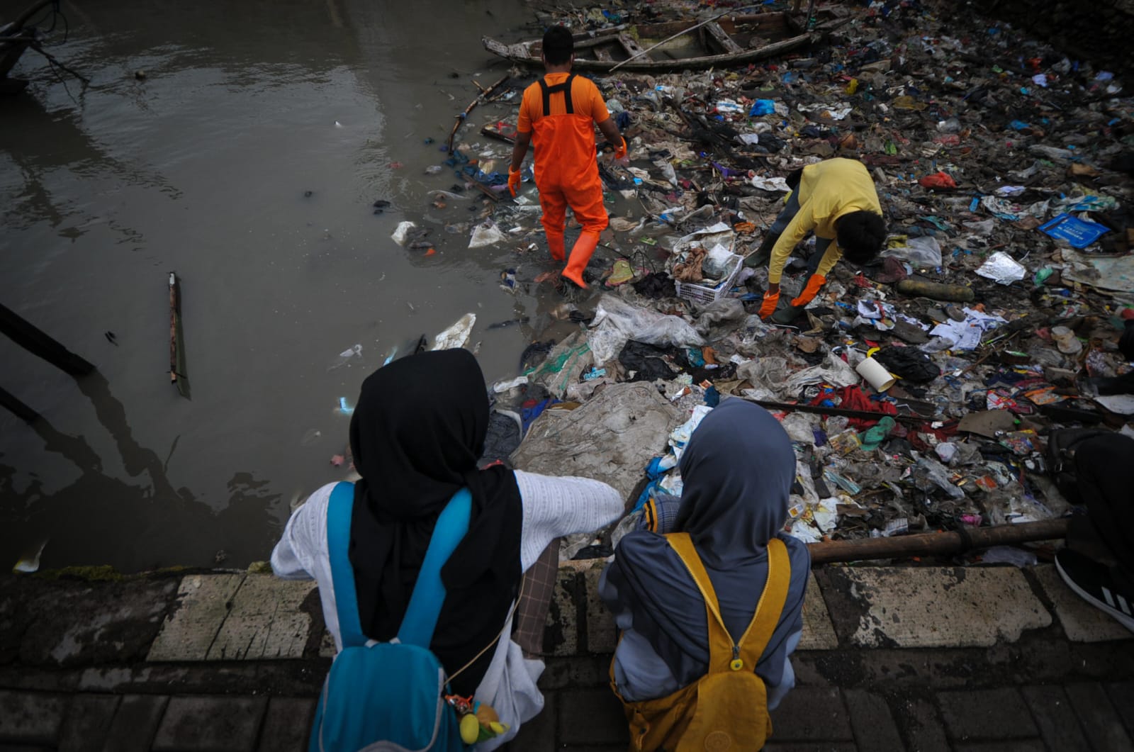 Ratusan Orang Terciduk Buang Sampah Sembarangan di Surabaya , Denda Capai 29 Juta