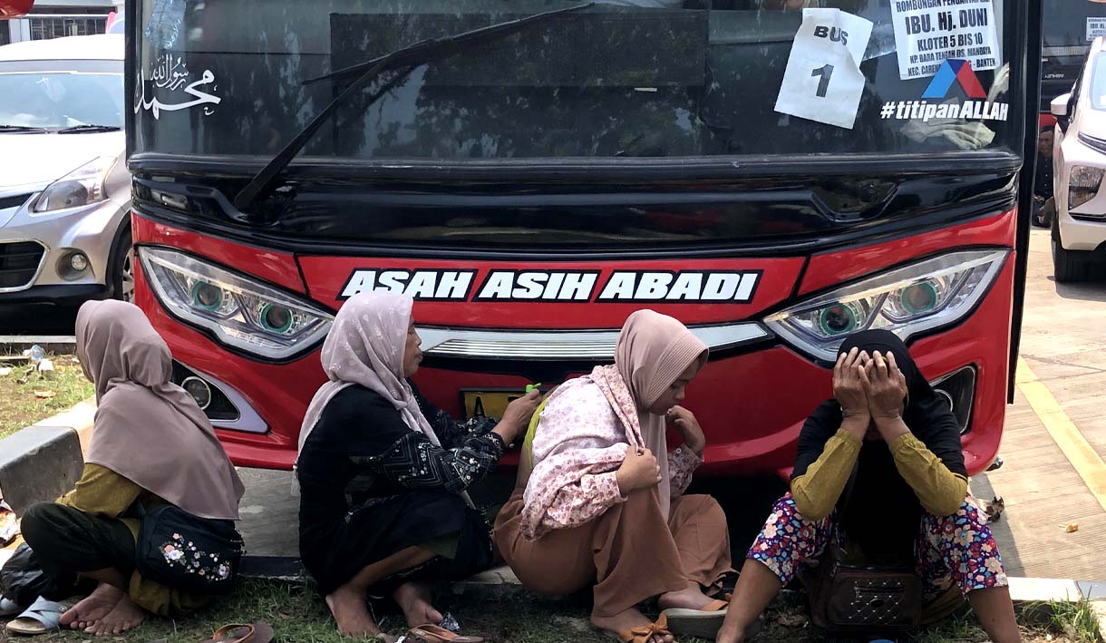 17 Mobil Antar Seorang Jamaah Asal Banten ke Asrama Haji, Keluarga Rela Nginap di Mobil