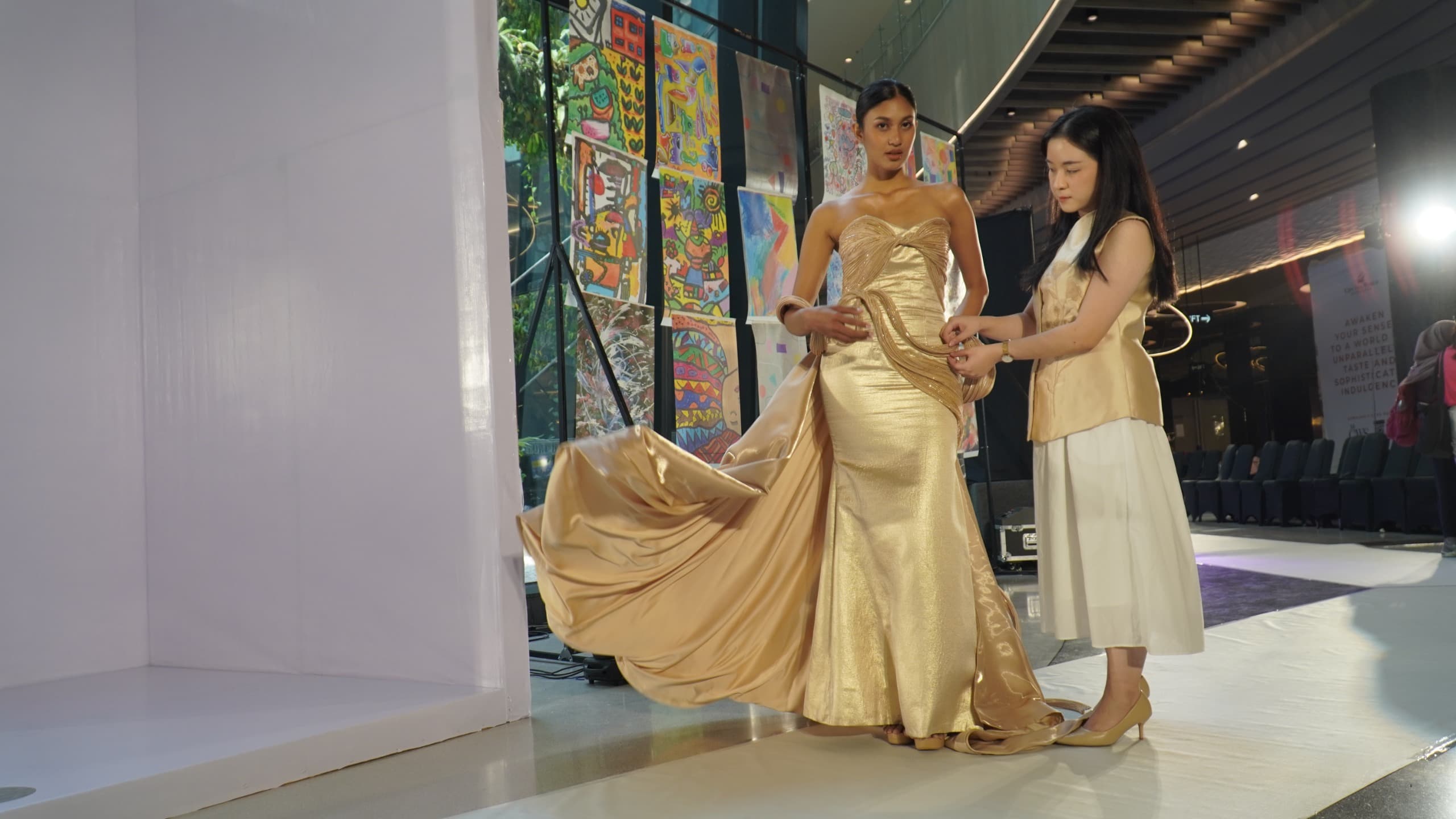 Membaca Warisan Budaya Lewat Karya Mahasiswa DFT PCU di Innofashion Show 2025
