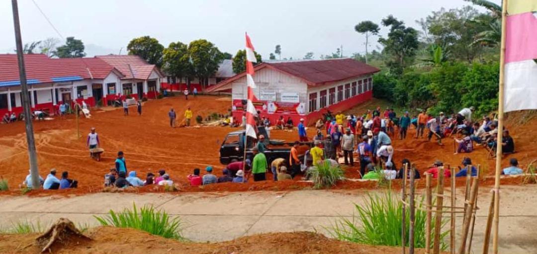 Warga dan Aparatur Pekon Kembali Gotong Royong Tata Halaman SDN 2 Karangagung
