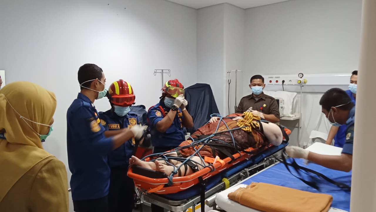 Dramatis! Evakuasi Pria 170 KG di Ciledug Butuh 45 Menit: Tangga Rumah Dijebol