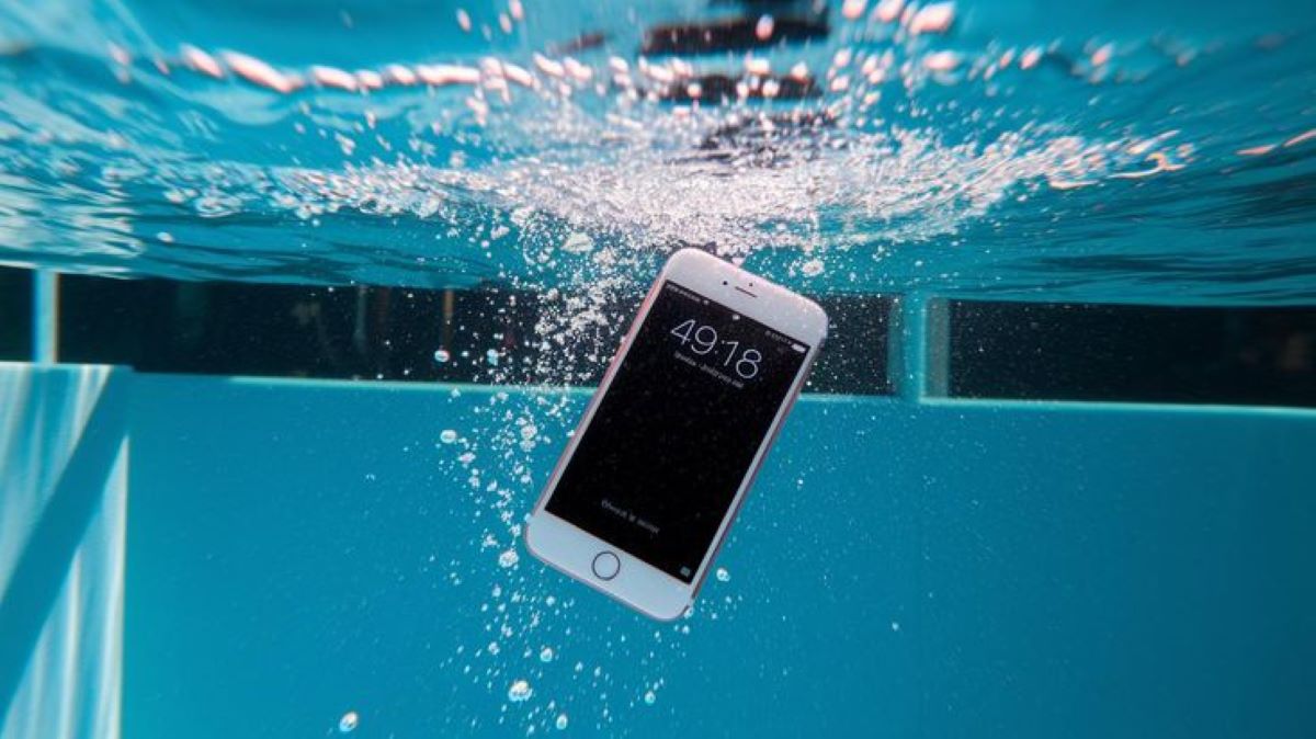 5 Cara Mengatasi HP Masuk Air, Segera Lakukan Ini sebelum Korsleting!