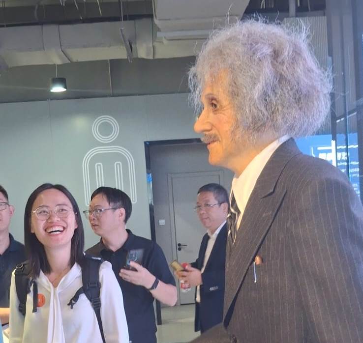 Harian Disway di China International Press Communication Center (CIPCC) (55): Robot Mall, Toko Robot Segala Ada