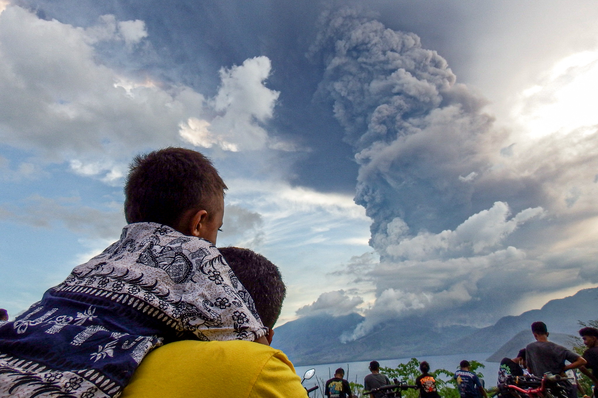 Petugas Pengamatan Berlari Menyelematkan Diri! Gunung Lewotobi Laki-Laki Muntahkan Kolom Abu Setinggi 8 Km