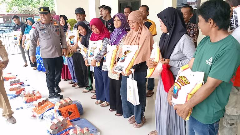 Polres Tulungagung Beri Bantuan Warga Terdampak Bencana Alam 