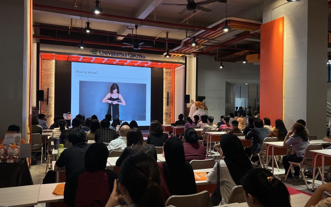 Mix and Match hingga Glowy Look, Universitas Ciputra Surabaya Bekali Gen Z Lewat Workshop Fashion dan Makeup