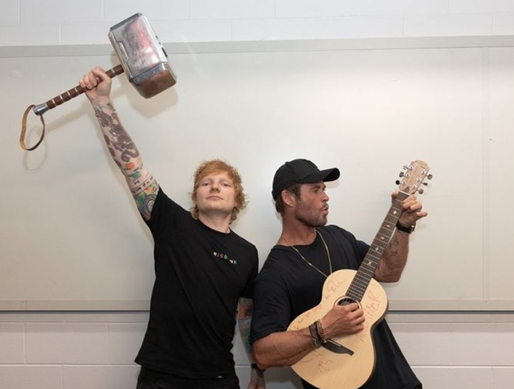 Seru-seruan, Chris Hemsorth Tukar Palu Thor dengan Gitar Ed Sheeran 