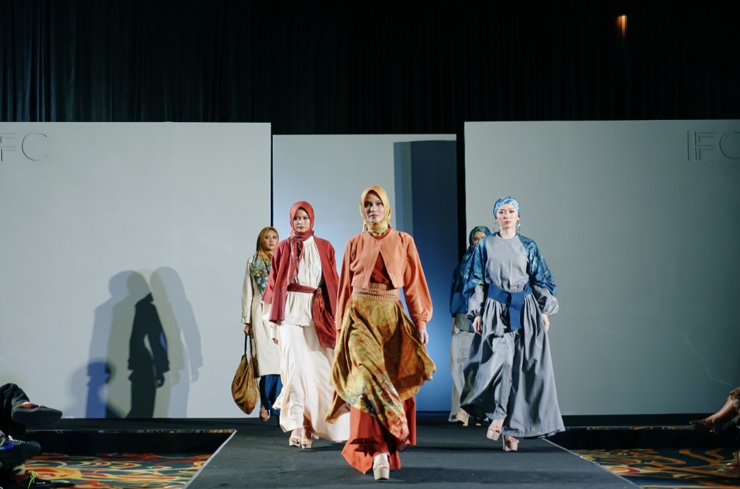 Desainer Indonesian Fashion Chamber Tampilkan Tren Mode 2024, Usung Kekayaan Kain Lokal