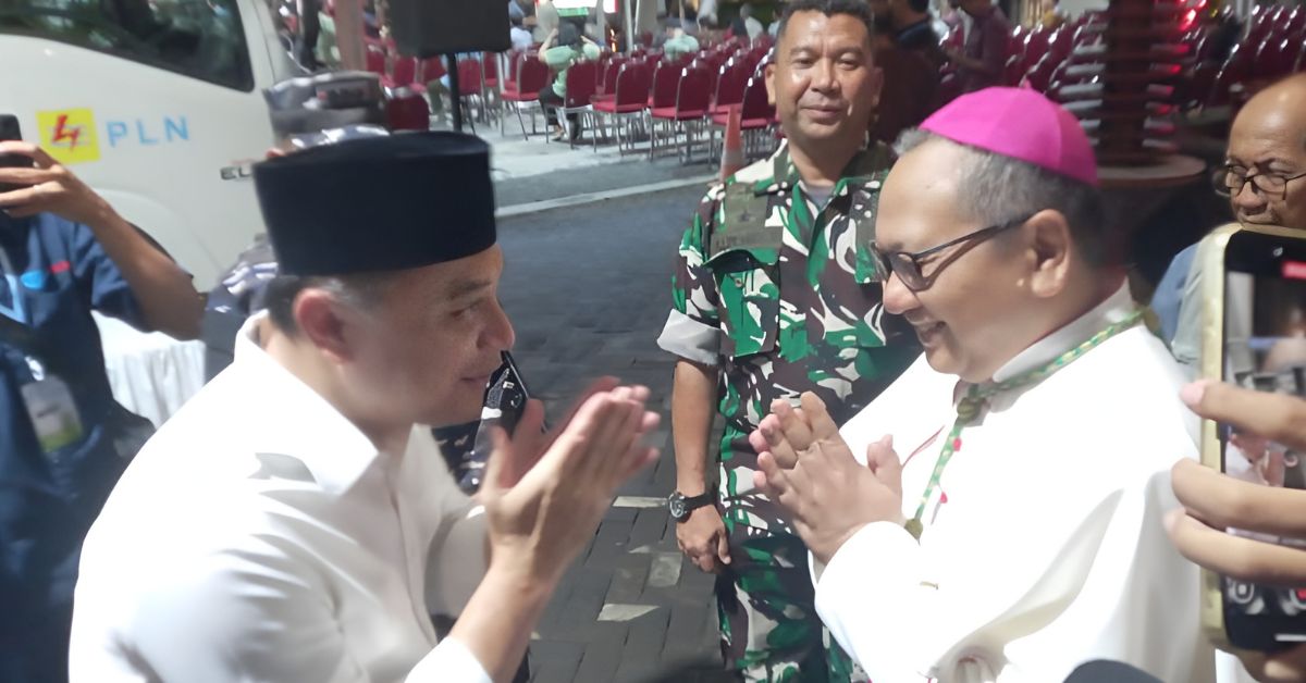 Eri Cahyadi Tinjau Gereja di Surabaya saat Malam Natal, Pastikan Aman dan Sampaikan Kepedulian Bencana