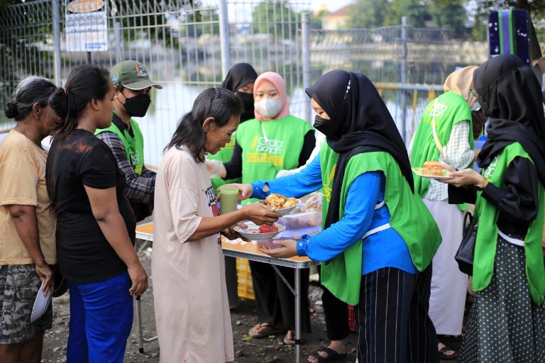 Menyelamatkan Makanan Bersama Garda Pangan (3):  Warga Bawa Wadah, Langsung Antre