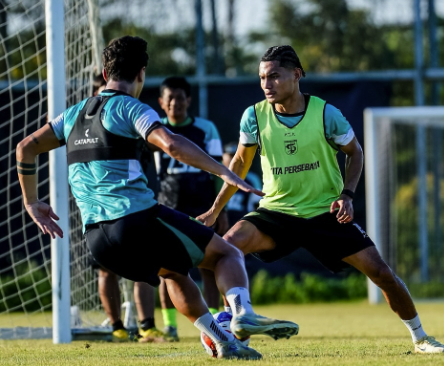 Persebaya Matangkan Skuad Jelang Lawan PSIM, Eduardo Perez Pede Menang!