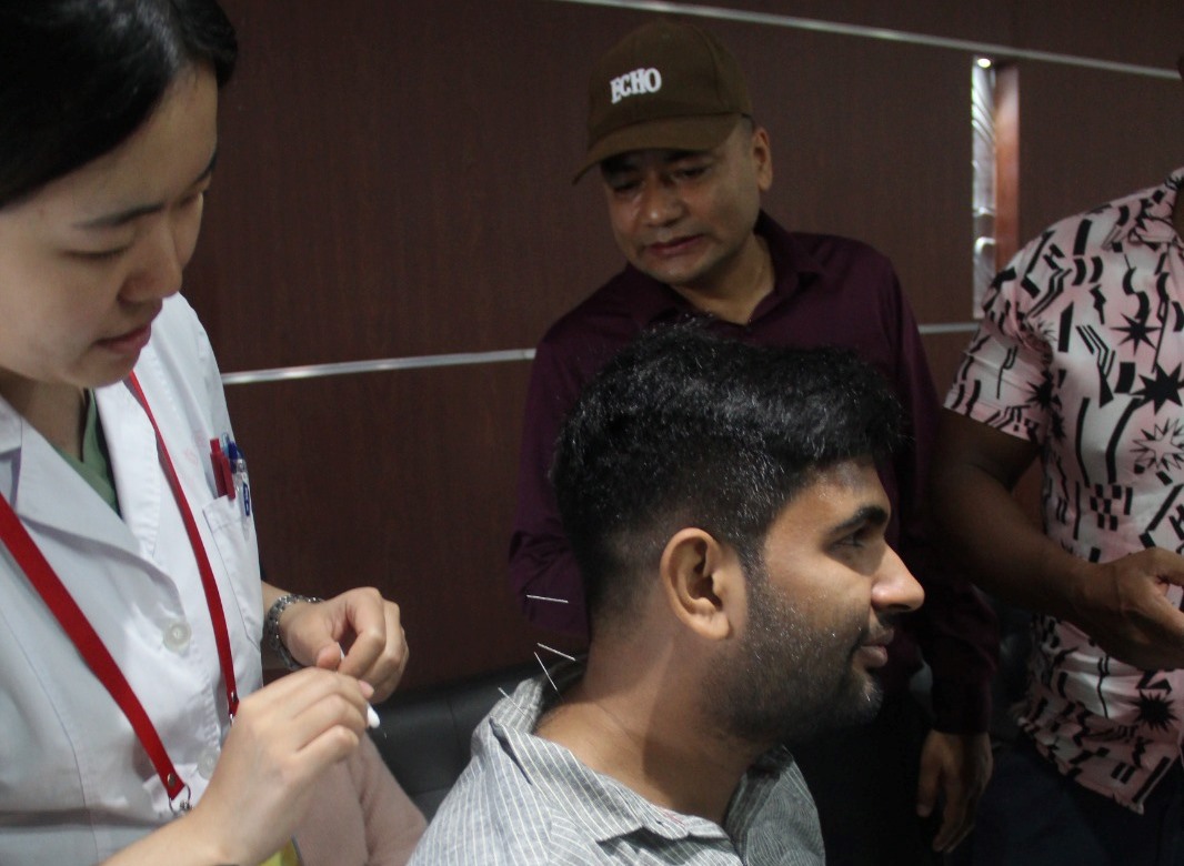 Harian Disway di China International Press Communication Center (CIPCC) (44): Tusuk Jarum Bikin Penasaran