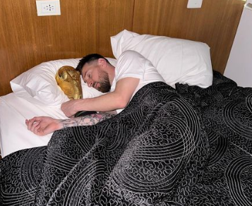 Lionel Messi Kegirangan Pamer Tidur Bareng Trofi Piala Dunia, Komentar Suarez Menggelitik