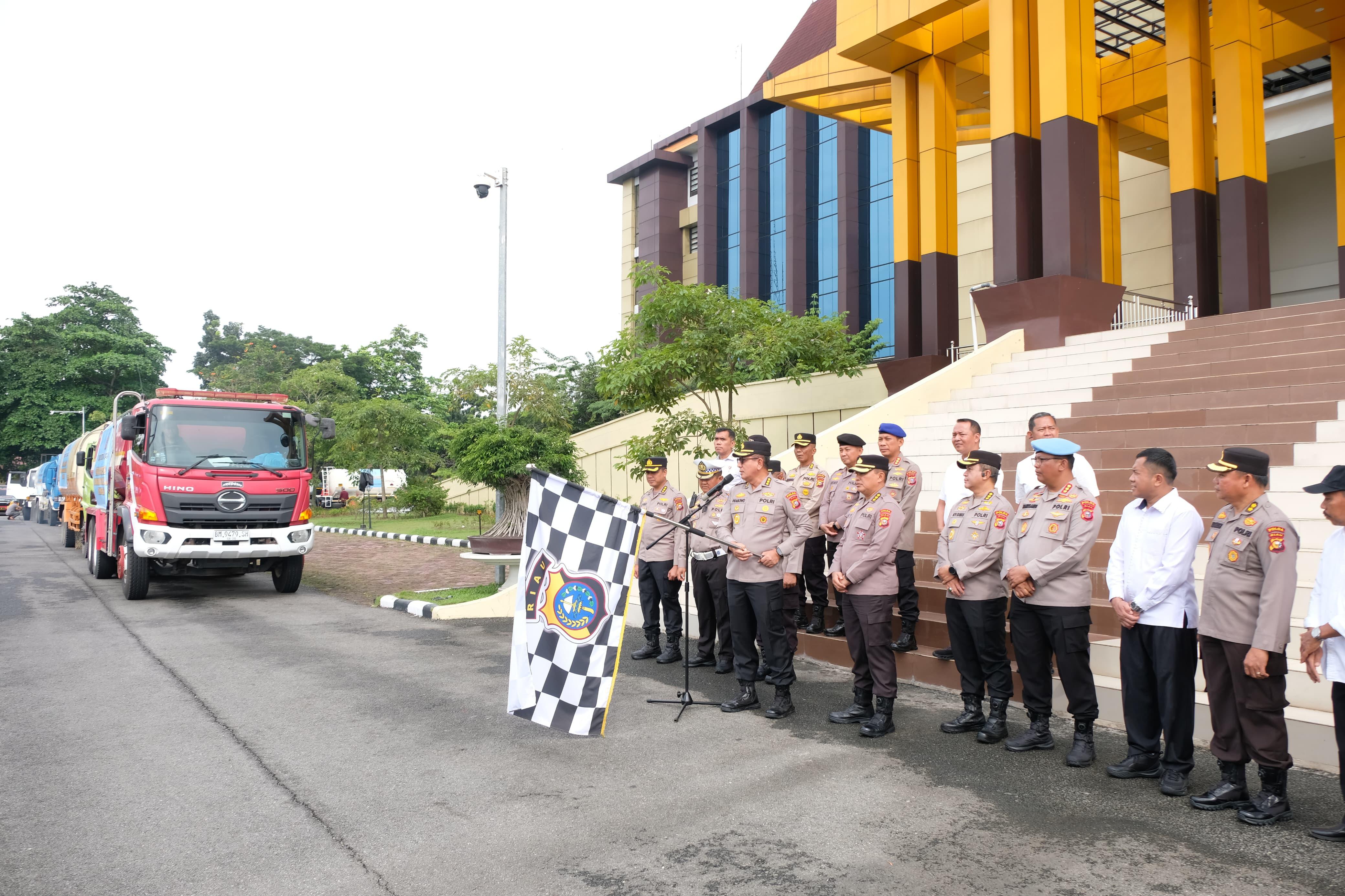 Polda Riau Kerahkan 30 Truk Tangki Bawa 200 Ribu Ton Air Bersih untuk Korban Bencana di Sumbar
