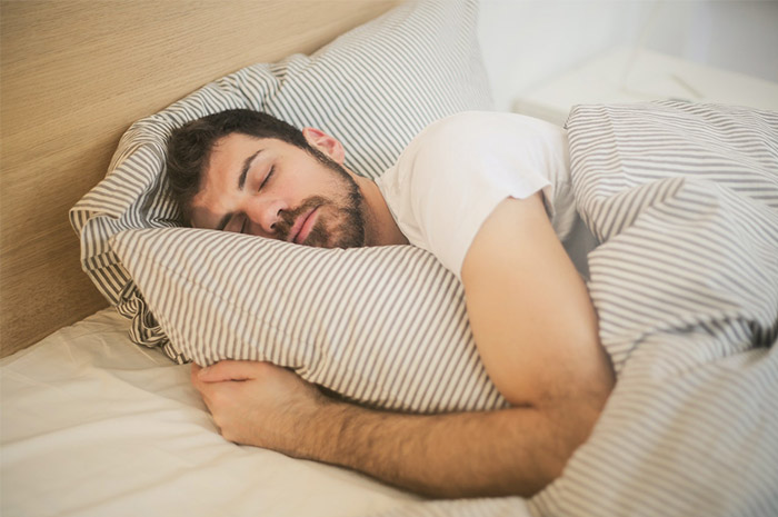 Tidur Kurang Nyenyak? Lakukan Cara ini Biar Tidurmu Makin Pulas dan Berkualitas