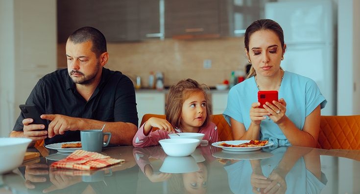 Dampak Kebiasaan Makan di Depan Layar Gadget terhadap Pola Hidup Sehari-hari