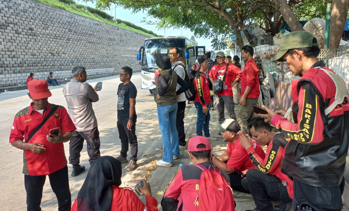 May Day 2025: Lagu Buruh Tani Berkumandang, Sejumlah Buruh Bergerak Menuju DPR