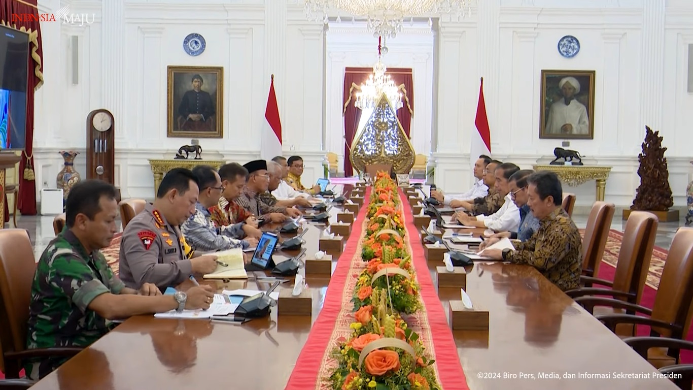 Masih Berstatus Awas, Jokowi Pimpin Rapat Penanganan Pengungsi Erupsi Gunung Ruang