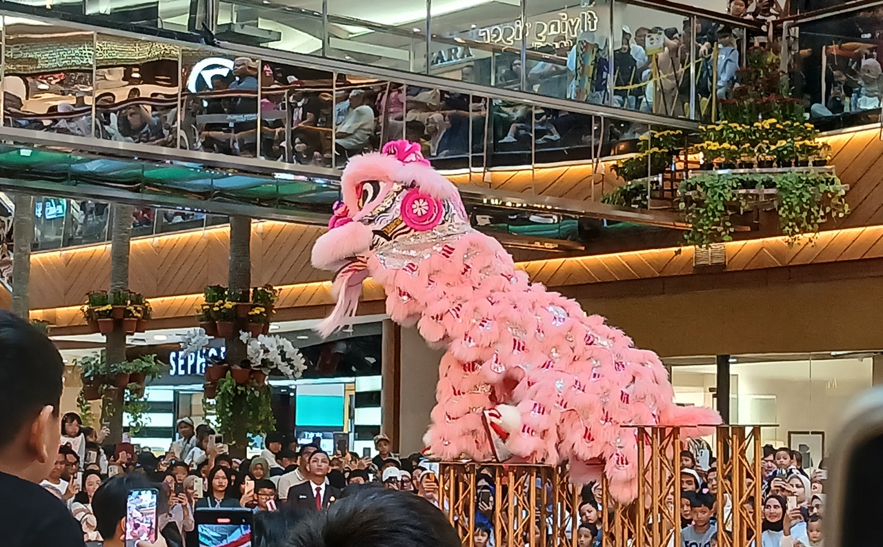 Sambut Imlek 2025, Tim Juara Dunia Barongsai Kong Ha Hong Meriahkan Pondok Indah Mal