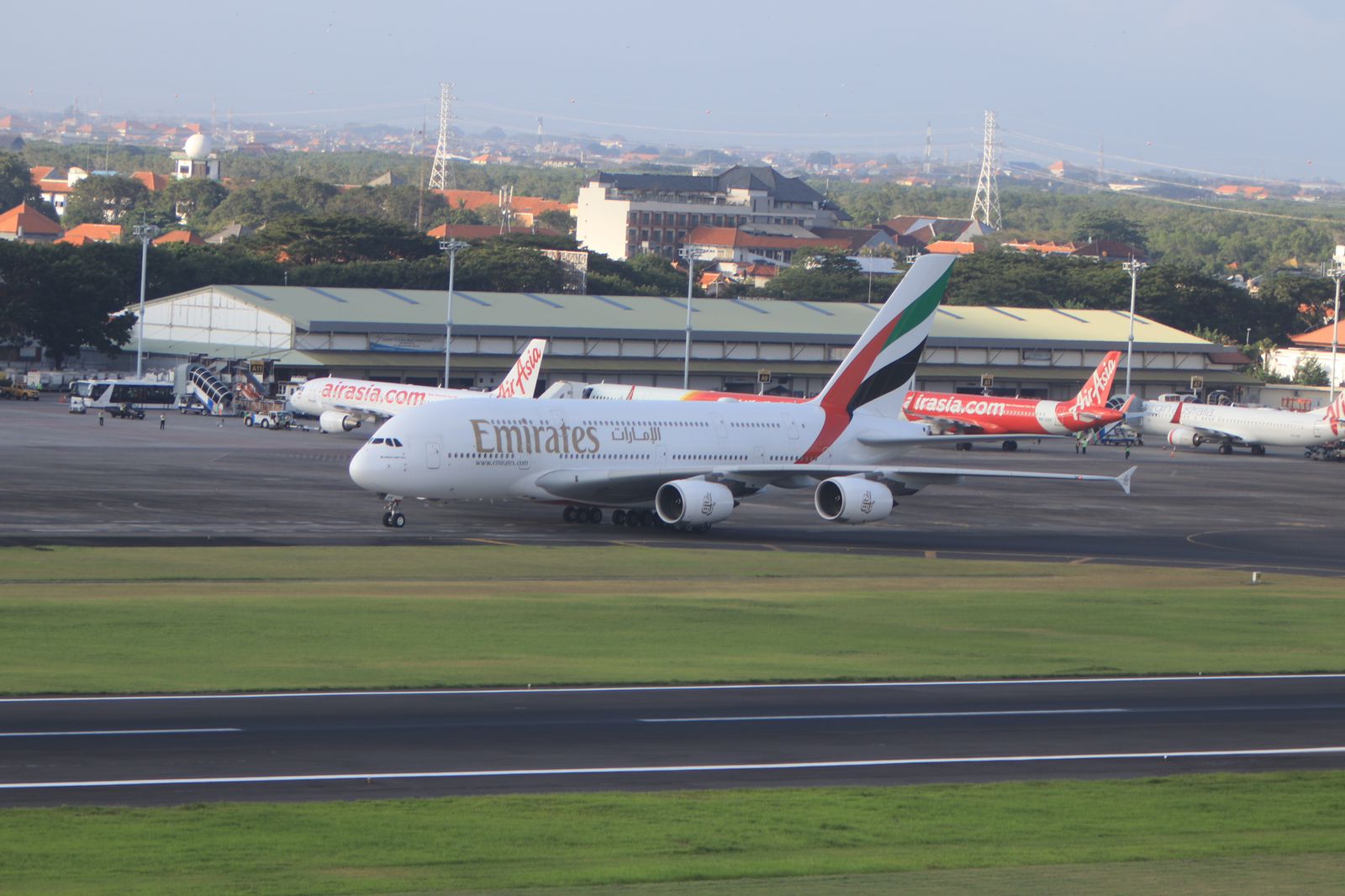 Untuk Pertama Kalinya Pesawat Terbesar di Dunia Mendarat di Indonesia, Emirates Resmi Buka Rute Dubai - Bali