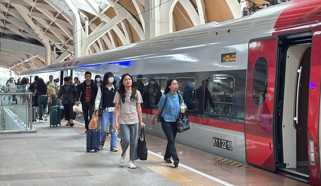 Libur Lebaran, Penumpang Kereta Cepat Whoosh Melonjak, Tembus 21 Ribu Orang Per Hari