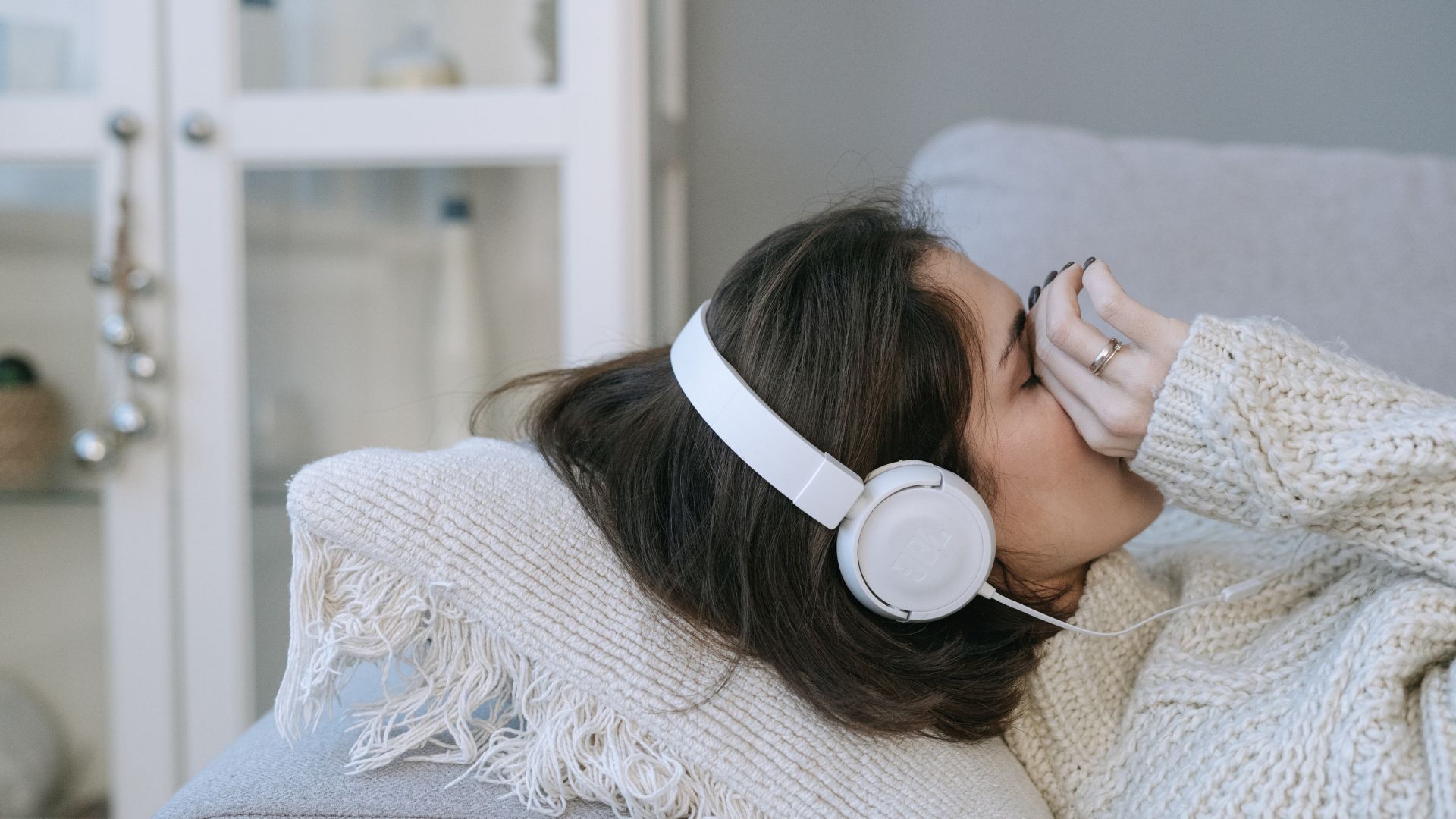 Alasan Mendengarkan Lagu Galau Saat Sedih Justru Membuat Semakin Galau