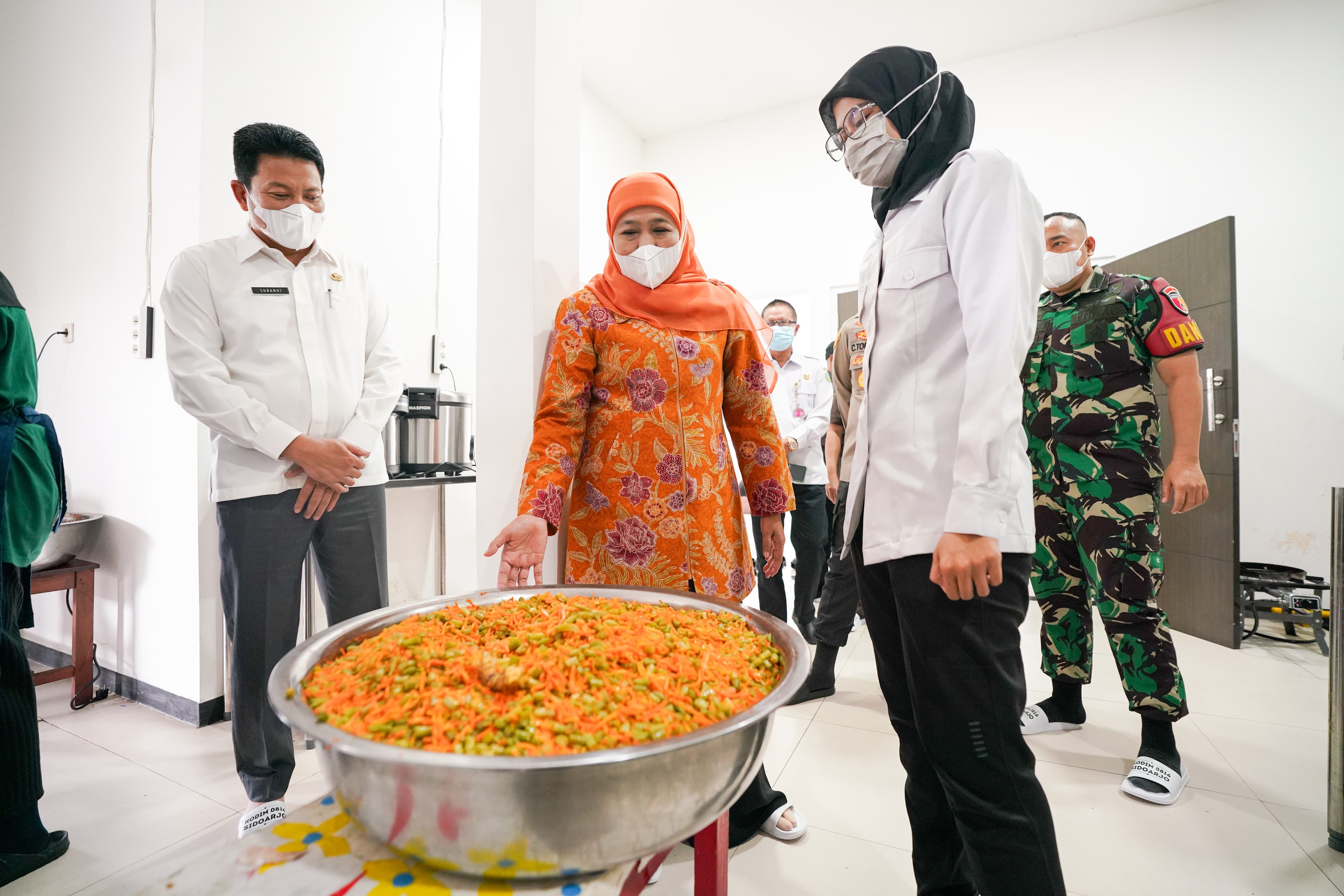 Khofifah Pantau Proses Pembagian MBG di Sidoarjo, Kagum Melihat Semangat Gotong Royong Siswa