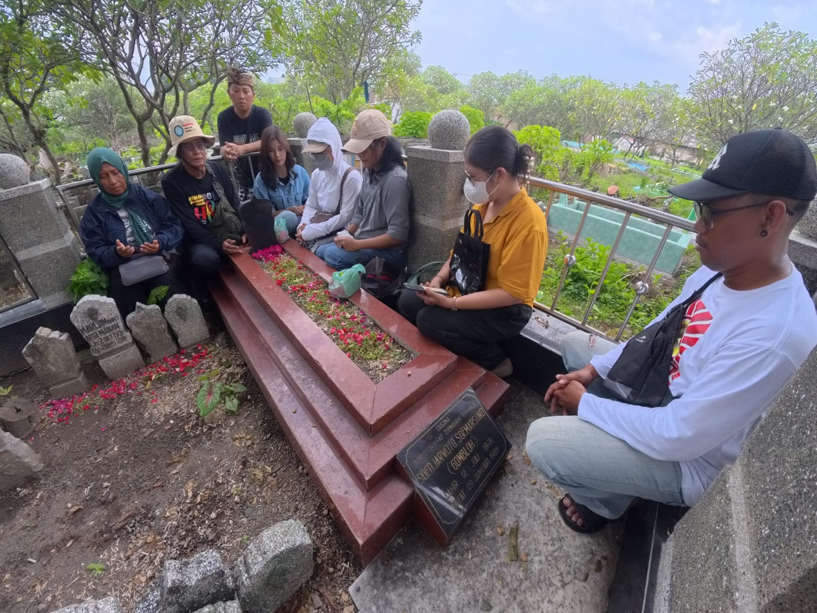 Selebgram Eunike dan Seniman Ziarah Makam Gombloh dan Cak Durasim dalam Rangka Hari Musik Nasional 2026