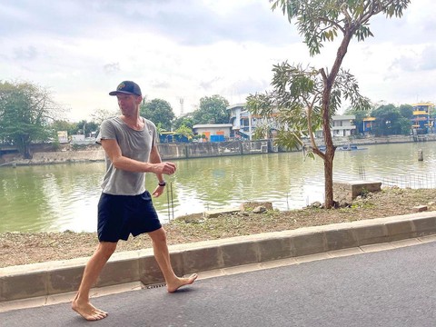 Chris Martin Nyeker di Jalan Jakarta Jelang Konser Coldplay, Melokal Banget!