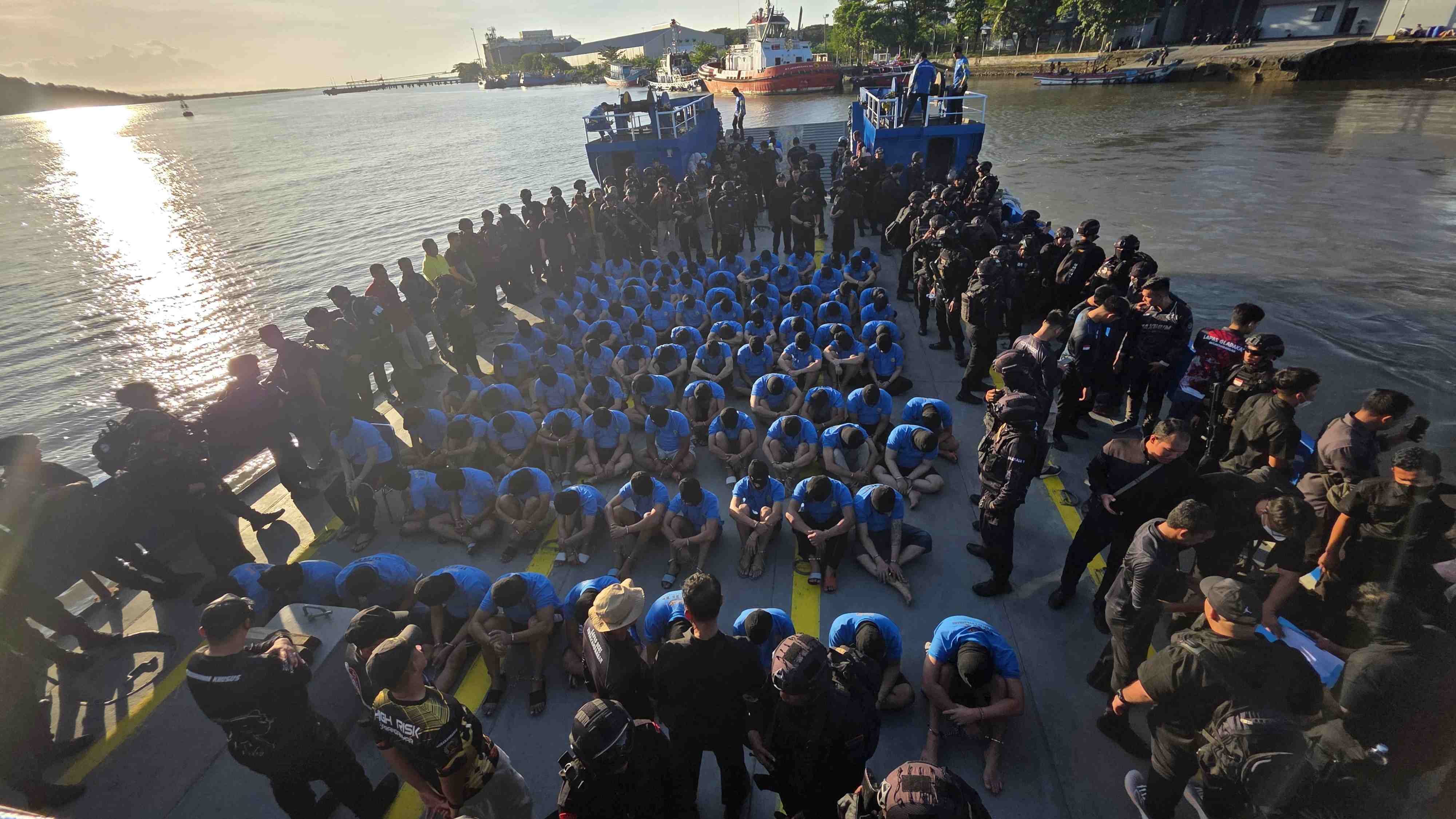 Dikawal Ketat, 100 Napi Narkoba Asal Riau Dipindahkan ke Lapas Nusakambangan