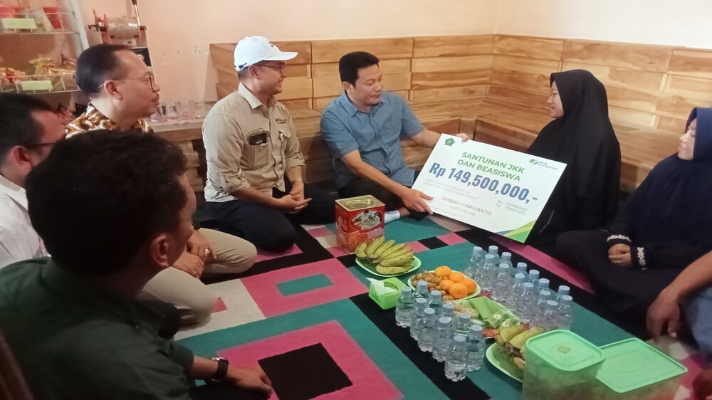 Driver Ojol Meninggal, Ahli Waris Terima Santunan BPJS Rp149,5 Juta dari Bupati Sidoarjo