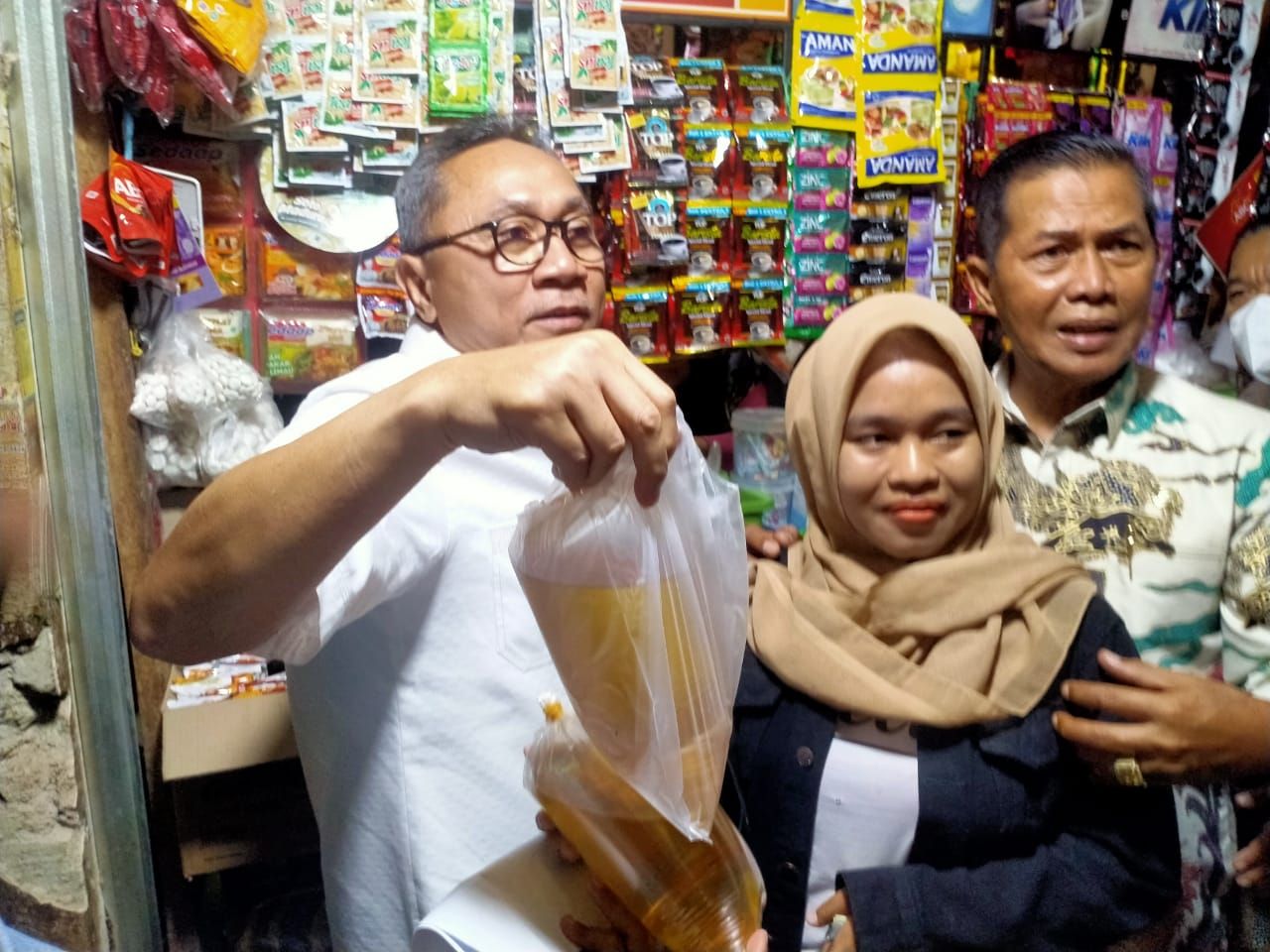 Kunjungi Pasar Rau Kota Serang, Mendag Bagi-Bagi Minyak Goreng Curah Rakyat 