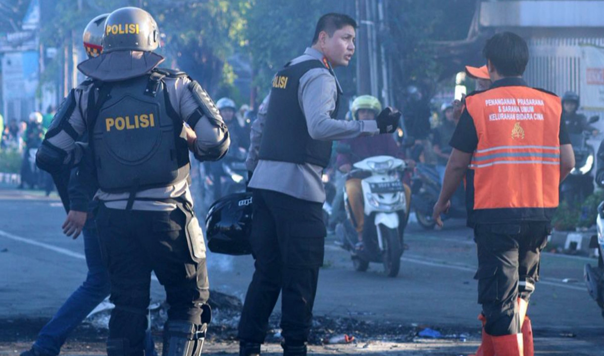 Kerusuhan Demo DPR Hari Ini Meluas ke Otista, Massa Bakar Ban dan Sandera Polisi