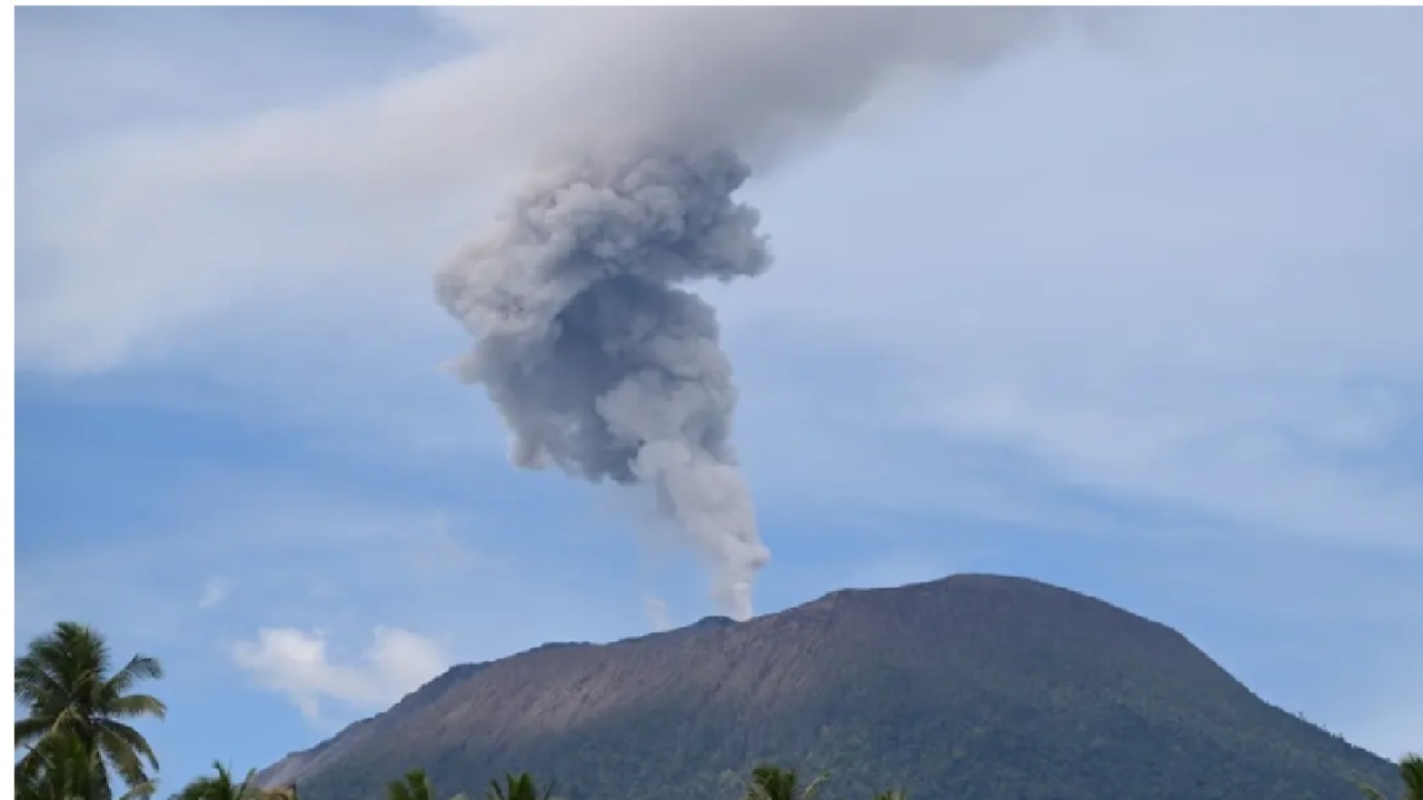 Gunung Ibu Erupsi Dahsyat, Kolom Abu Capai 2.000 Meter!