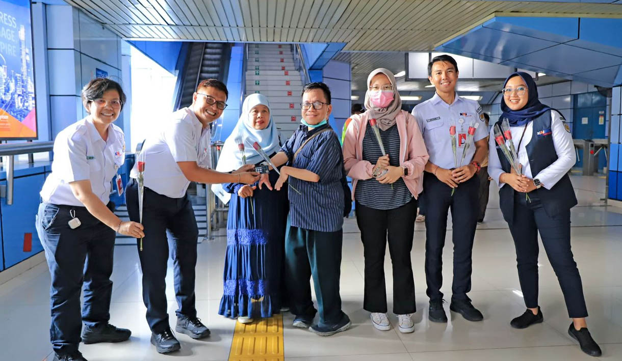 Rayakan Hari Pelanggan Nasional, KAI Commuter Bagi-bagi Souvernir di Stasiun 