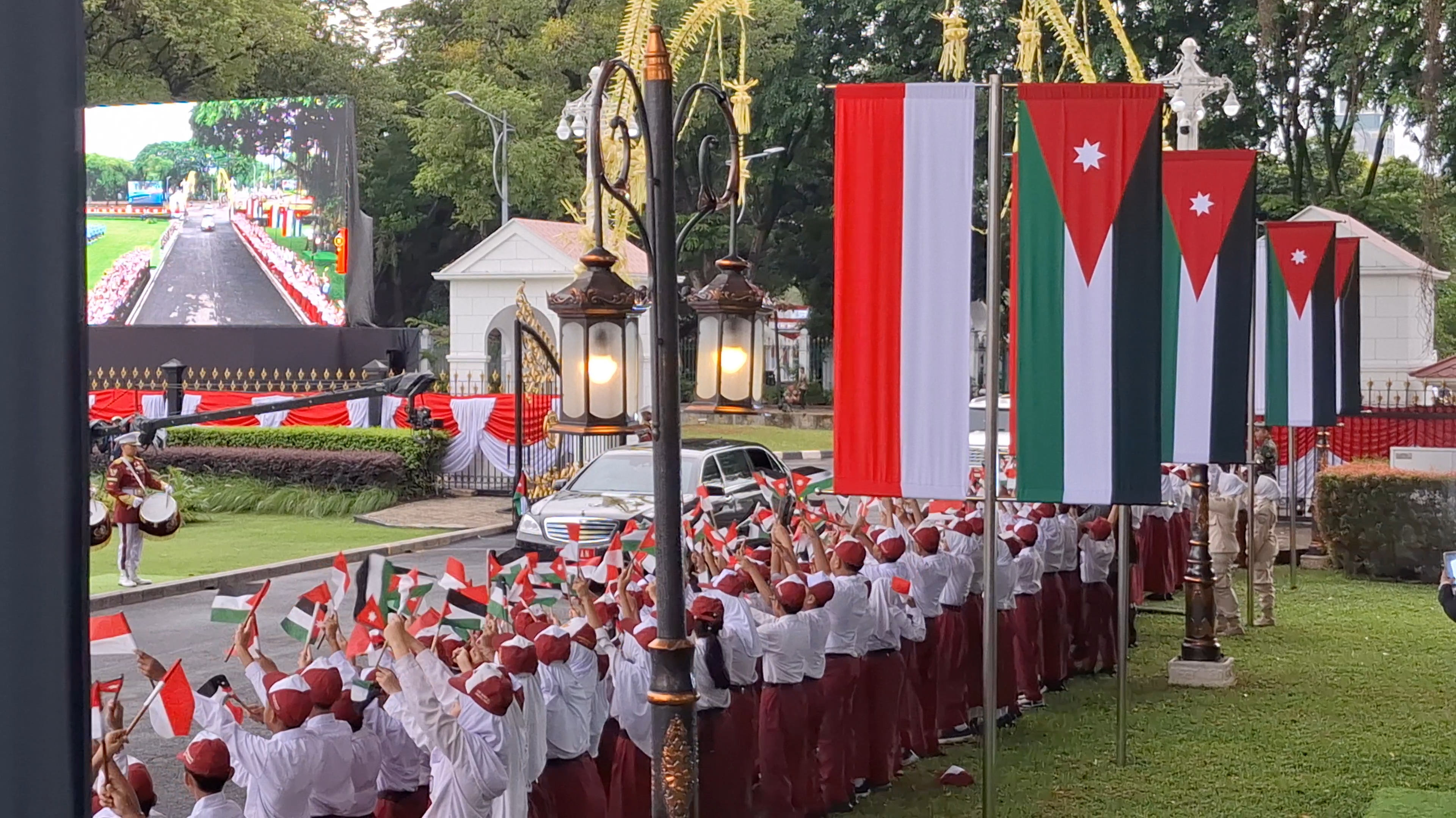 Unik, Penyambutan Raja Yordania di Istana Kepresidenan Gunakan Janur Kuning