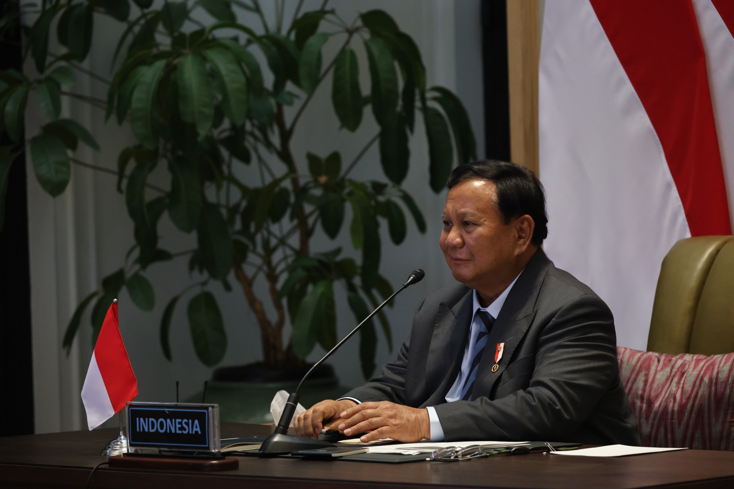 Presiden Prabowo Pimpin Rapat Terbatas Bahas Ketahanan Pangan dan Hilirisasi di Istana Kepresidenan