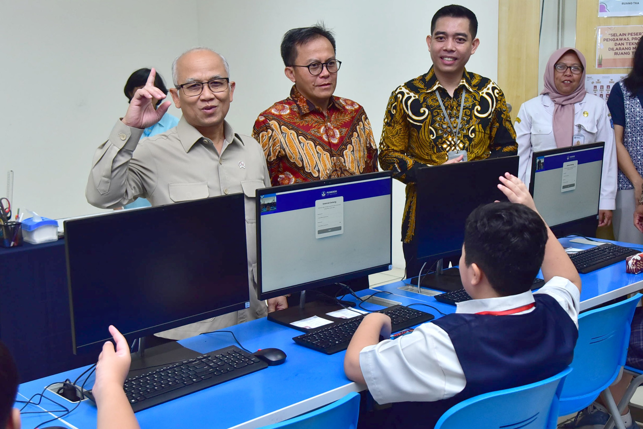 Wamendikdasmen Pantau TKA di Surabaya, Pastikan Mutu Pendidikan Terukur