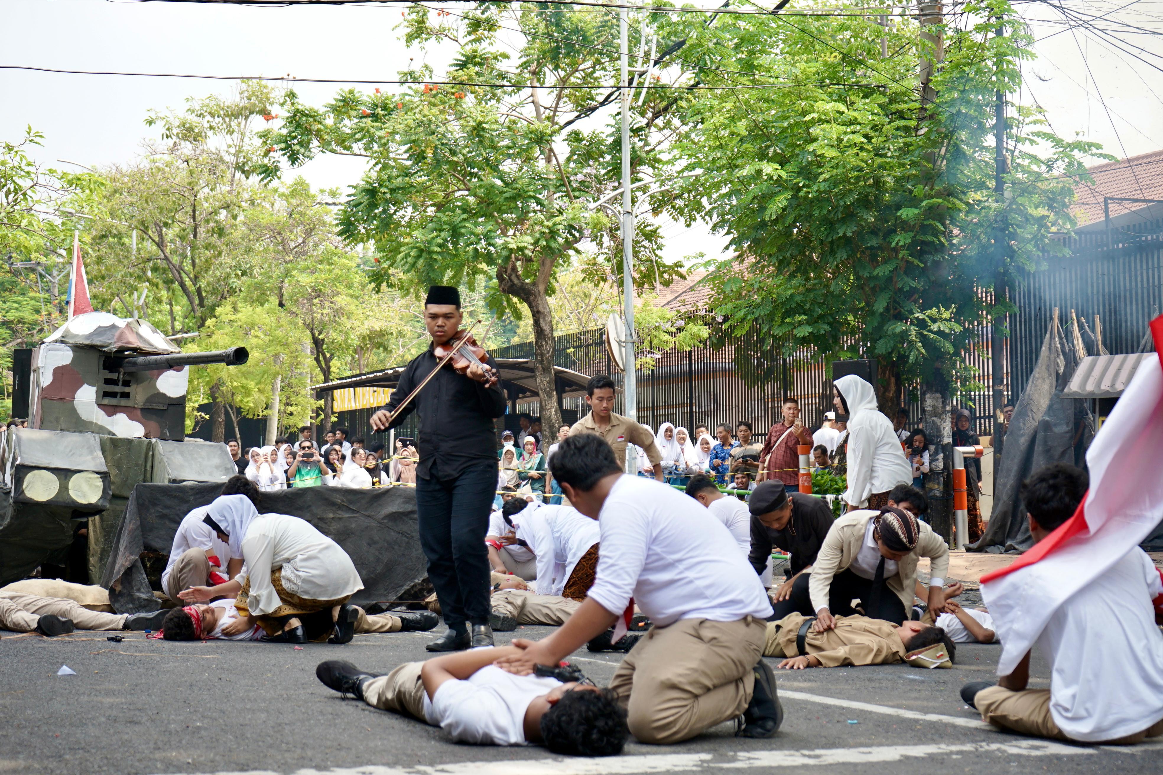 Belajar Sejarah Sambil Berkarya, SMAN 2 Surabaya Gelar Drama Kolosal 