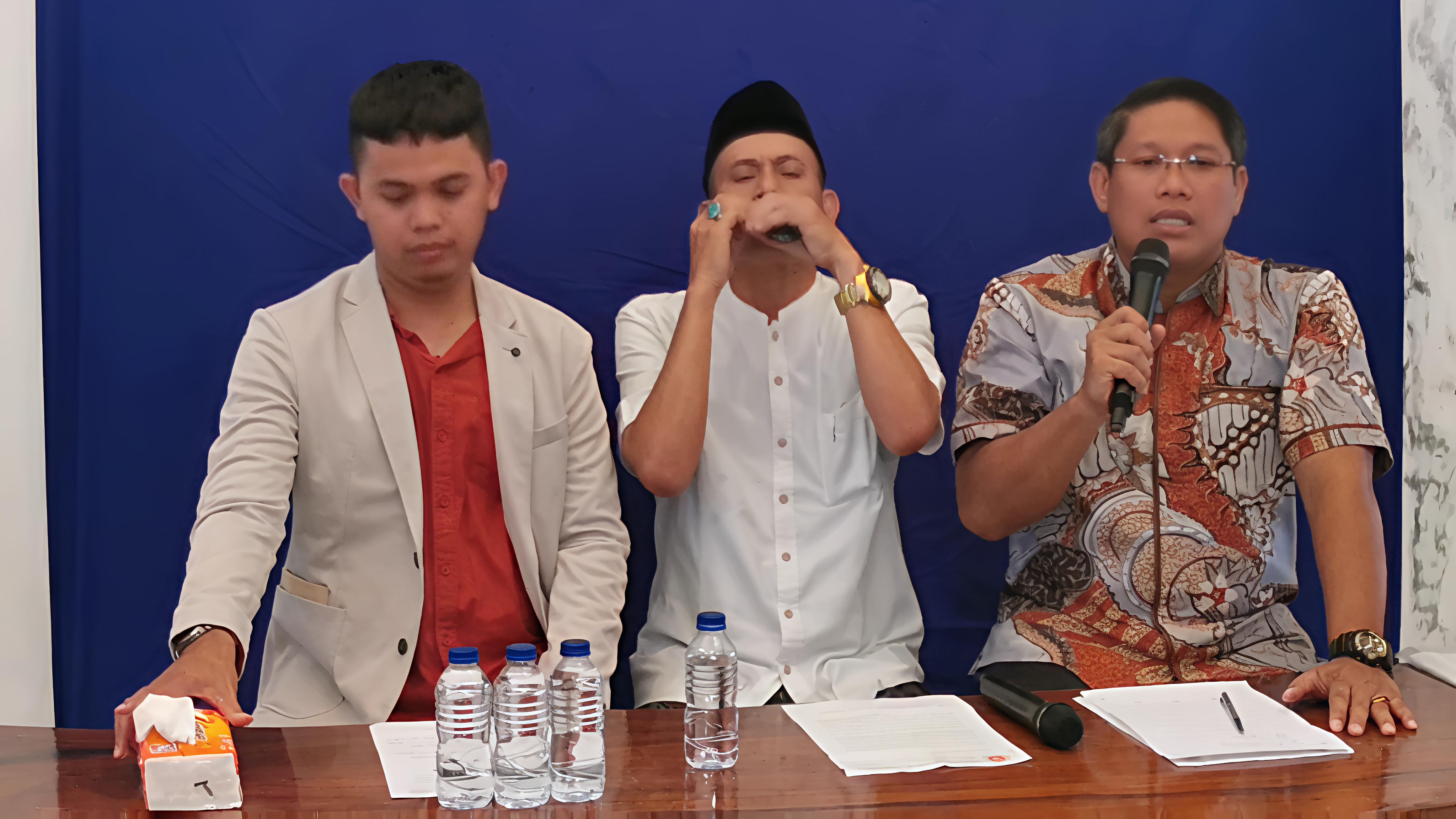 Dihadapan Media, Kades Kohod Batuk-Batuk dan Tenggak Obat Batuk Ketika Ditanya Kasus Pagar Laut Tangerang