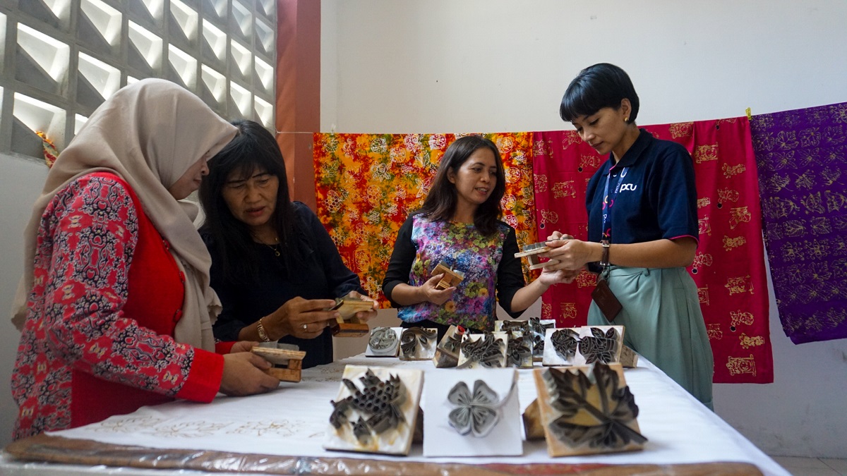 Batik Cap Dolly, Warga Eks Lokalisasi Berkolaborasi dengan PCU, Kreasikan Batik Ramah Lingkungan