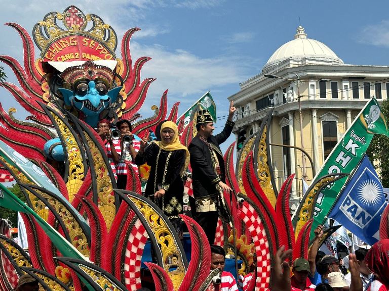 Diiringi Kesenian Jatim, Khofifah-Emil Diarak ke Tugu Pahlawan