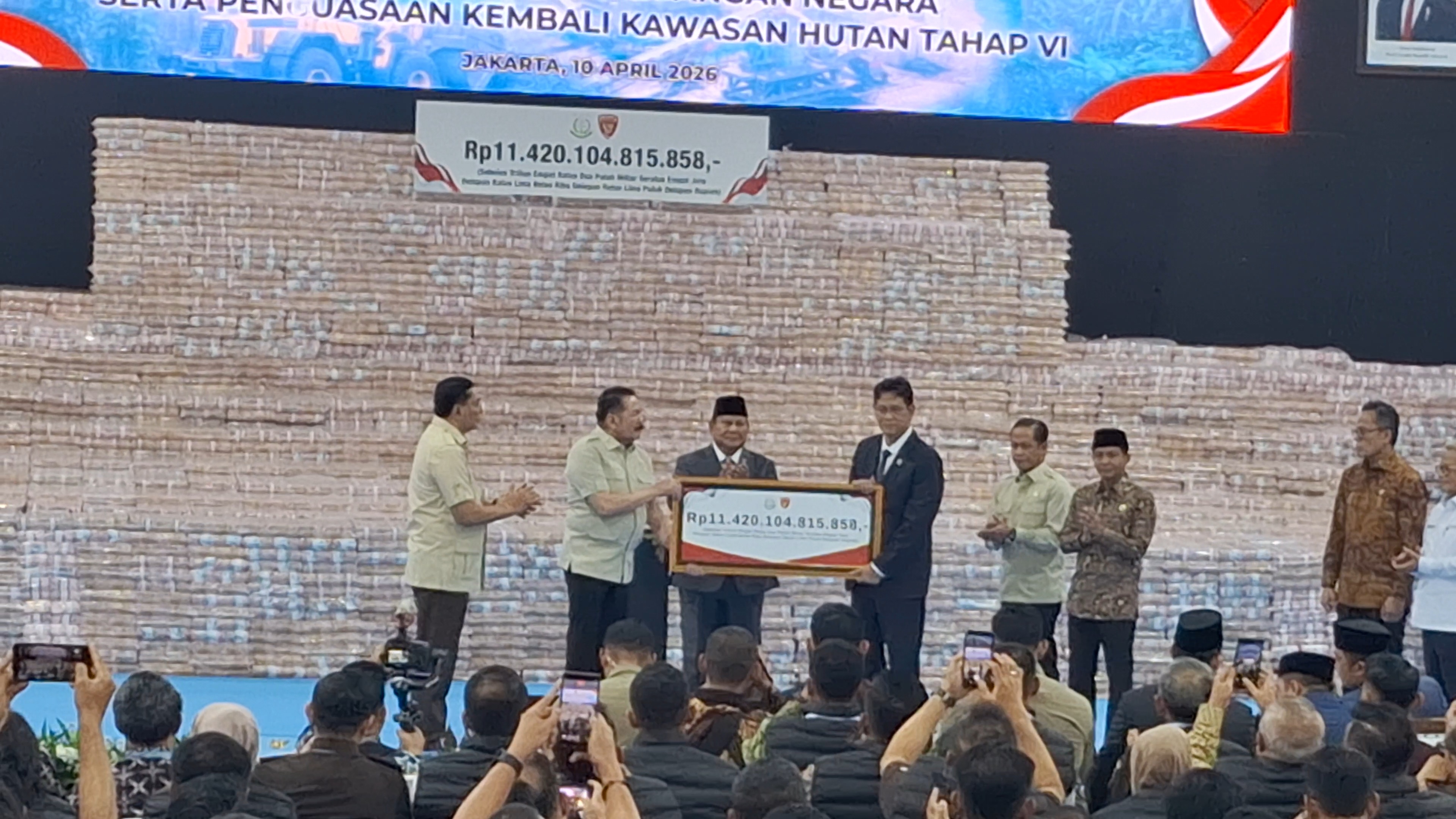Disaksikan Prabowo, Kejagung Serahkan Uang Rp 11,4 Triliun dari Satgas PKH