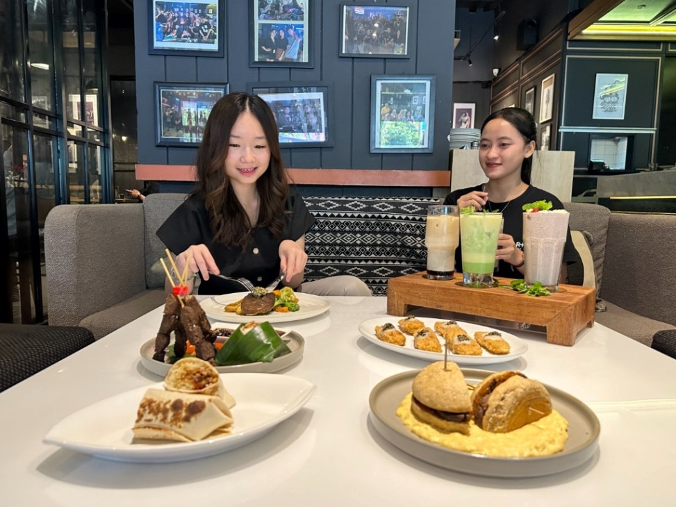 Hadirkan Menu Sehat Rebellious Hunger, Nasi Uduk Roll dan The Stack Burger Jadi Andalan