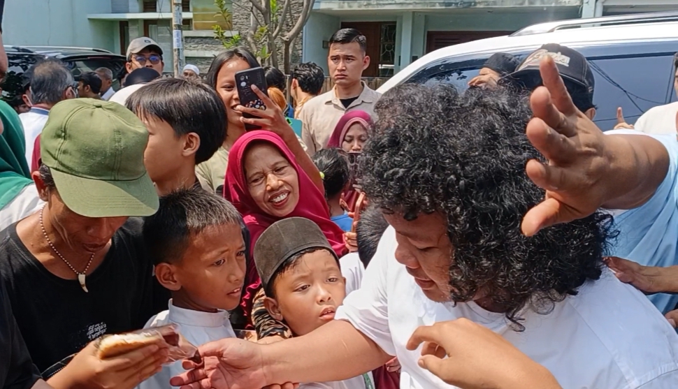 Ikut Blusukan Bersama Gibran, Marshel Widianto Bagi-bagi Roti di Tangsel