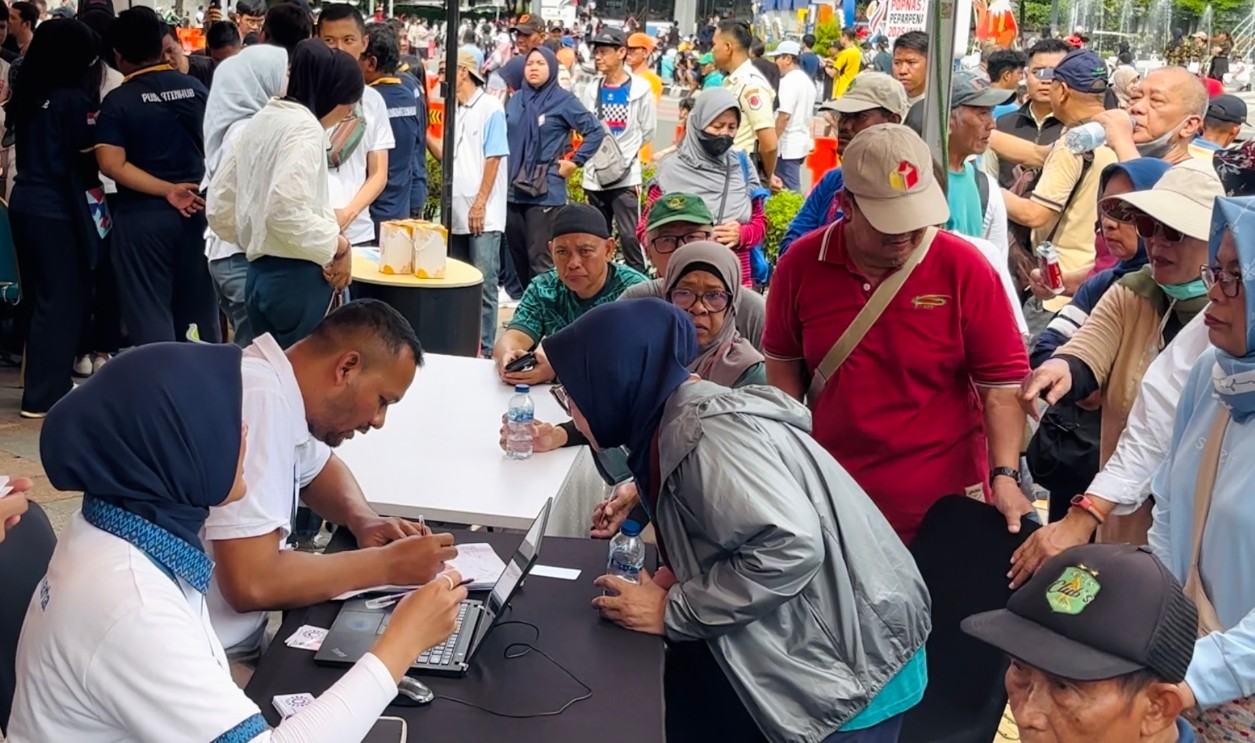 Ratusan Lansia Berdesakan Daftar Kartu Gratis Transportasi Umum di CFD: Sejam Langsung Jadi