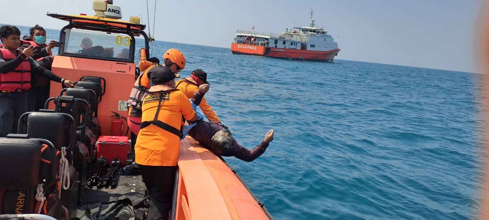 Tim Sar Gabungan Temukan Dua Korban Kapal Tenggelam Dewi Noor I yang Sempat Hilang